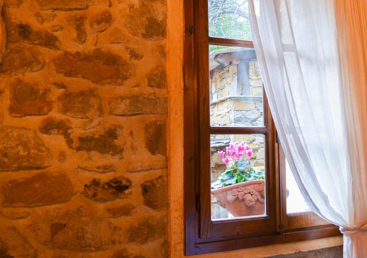 Il Cappellaio Matto Bed and Breakfast Montalto Ligure Exteriör bild