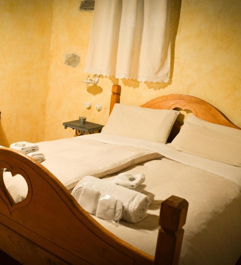 Il Cappellaio Matto Bed and Breakfast Montalto Ligure Exteriör bild